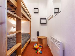 Zimmer mit 2 Etagenbetten und Spielzeug in der Unterkunft Apartment Les Alpages du Corbier-10 by Interhome in Le Corbier