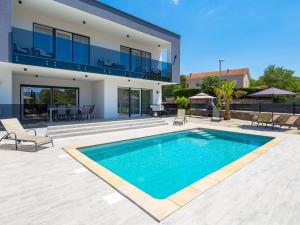 willa z basenem przed domem w obiekcie Holiday Home Villa Palma by Interhome w mieście Pinezići