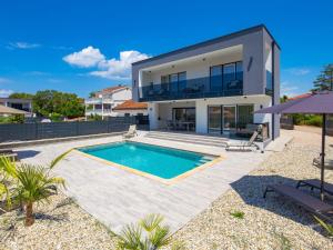 willa z basenem i domem w obiekcie Holiday Home Villa Palma by Interhome w mieście Pinezići