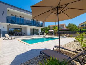 Basen w obiekcie Holiday Home Villa Palma by Interhome lub w pobliżu