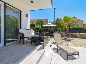 Patio lub wspólna przestrzeń na świeżym powietrzu w obiekcie Holiday Home Villa Palma by Interhome