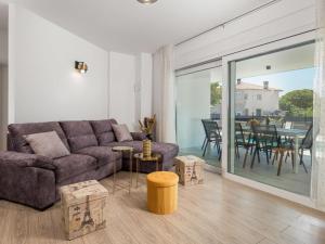 salon z kanapą i stołem w obiekcie Holiday Home Villa Palma by Interhome w mieście Pinezići