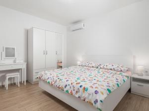 biała sypialnia z łóżkiem i biurkiem w obiekcie Holiday Home Villa Palma by Interhome w mieście Pinezići +37 zdjęć