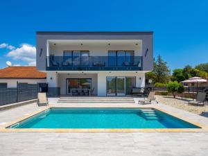 Basen w obiekcie Holiday Home Villa Palma by Interhome lub w pobliżu
