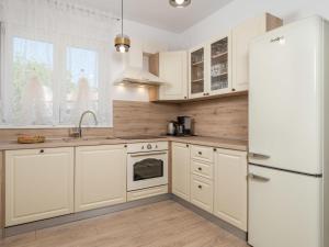 Kuchnia lub aneks kuchenny w obiekcie Holiday Home Villa Palma by Interhome