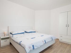Łóżko lub łóżka w pokoju w obiekcie Holiday Home Villa Palma by Interhome