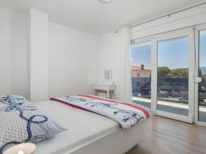 Łóżko lub łóżka w pokoju w obiekcie Holiday Home Villa Palma by Interhome