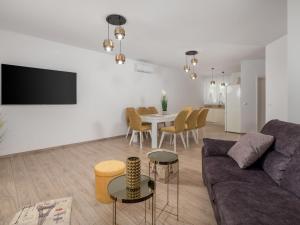 Telewizja i/lub zestaw kina domowego w obiekcie Holiday Home Villa Palma by Interhome