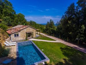 - Vistas al exterior de una casa con piscina en Chalet Il Talamo by Interhome, en Castel Rigone
