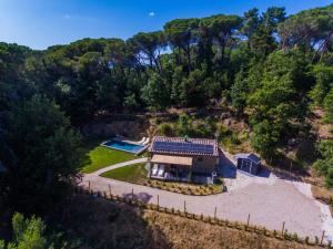 una vista aérea de una casa con piscina en Chalet Il Talamo by Interhome, en Castel Rigone