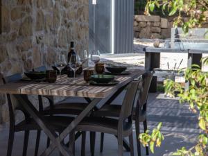 una mesa de madera con copas de vino en el patio en Chalet Il Talamo by Interhome, en Castel Rigone