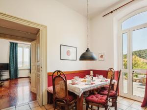 ein Esszimmer mit Tisch und Stühlen in der Unterkunft Holiday Home Villa Diana by Interhome in La Spezia + 35 Fotos