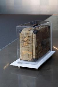 einem Bücherstapel in einer Glasanzeige in der Unterkunft Art Hotel Olympic in Turin