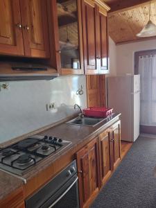 eine Küche mit einem Herd, einer Spüle und einem Kühlschrank in der Unterkunft Apartments by the sea Merag, Cres - 11791 in Cres