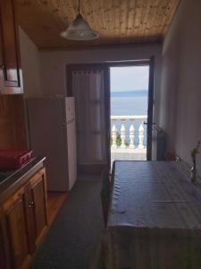 - une cuisine avec une table et une vue sur l'océan dans l'établissement Apartments by the sea Merag, Cres - 11791, à Cres