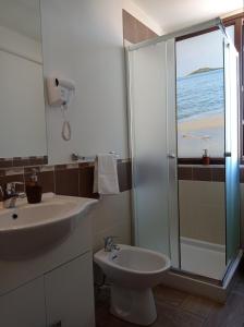 La salle de bains est pourvue d'une douche, d'un lavabo et de toilettes. dans l'établissement Casa Piano Ponente, à Isola delle Femmine