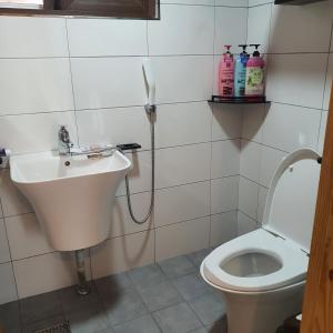 Koupelna v ubytování Hanok Hyeyum + 37 fotografií