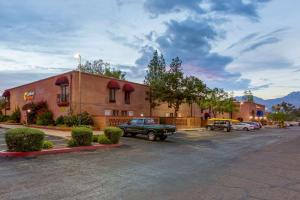 un camión estacionado en un estacionamiento frente a un edificio en Comfort Suites at Sabino Canyon en Tucson