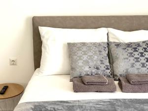 Posteľ alebo postele v izbe v ubytovaní Beachfront Apartments and Rooms