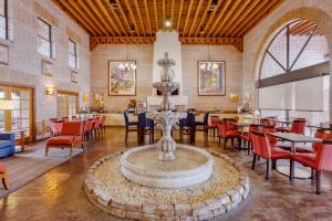 un restaurant avec une fontaine au milieu d'une pièce dans l'établissement Comfort Suites At Sabino Canyon, à Tucson