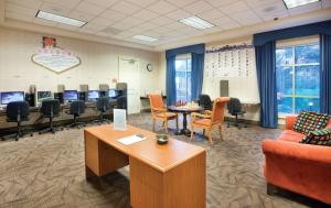 une salle d'attente avec des bureaux et des chaises et une salle de classe dans l'établissement Club Wyndham Grand Desert, à Las Vegas