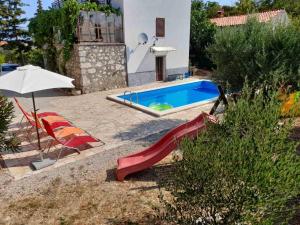 een zwembad met een rode glijbaan en een zwembad bij Traditional mediterranean villa in Gabonjin