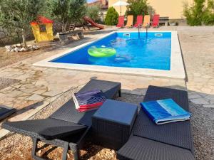 een groep stoelen naast een zwembad bij Traditional mediterranean villa in Gabonjin