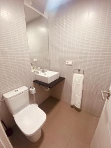 ein Badezimmer mit einem weißen WC und einem Waschbecken in der Unterkunft Precioso apartamento en Las Negras in Las Negras
