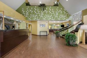 eine leere Lobby mit einer Treppe in einem Krankenhaus in der Unterkunft Sleep Inn Hanes Mall in Winston-Salem