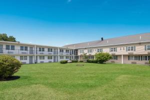 a large apartment building with a large yard at Econo Lodge Auburn I-95 in Auburn