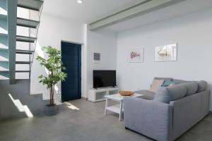 a living room with a couch and a tv at Casa Berriel in Punta de Mujeres