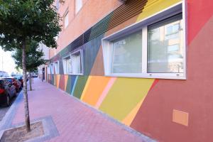 un mur coloré sur le côté d'un bâtiment dans l'établissement THE APARTMENT by assethoteles, à Torrejón de Ardoz