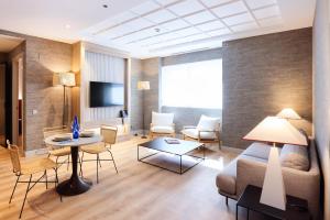 a living room with a couch and a table at THE APARTMENT by assethoteles in Torrejón de Ardoz