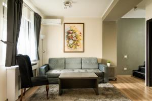 un soggiorno con divano e tavolo di Casa 86 a Bucarest