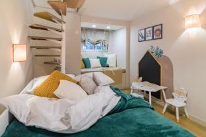 una camera con un grande letto di Black Sea Dolphin Apartment a Varna