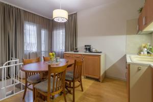 een keuken en eetkamer met een tafel en stoelen bij Black Sea Dolphin Apartment in Varna
