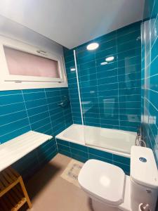 ein blau gefliestes Bad mit einem WC und einer Badewanne in der Unterkunft Precioso apartamento en Las Negras in Las Negras