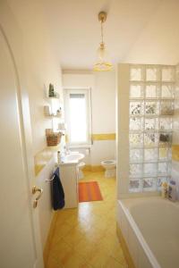 bagno con vasca, lavandino e servizi igienici di S. Stefano in Pane House a Firenze