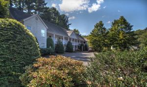 una casa con entrada y algunos arbustos en Riverhouse by Weekender formerly Jack Daniels Inn, en Peterborough