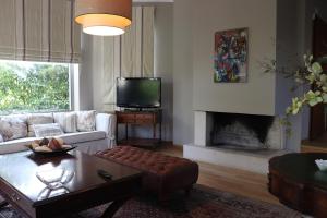 uma sala de estar com um sofá e uma lareira em Virna s home em Schinias