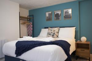 سرير أو أسرّة في غرفة في K Suites - Wellington Street 3