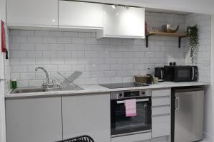 A kitchen or kitchenette at K Suites - Wellington Street 3