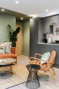 ein Wohnzimmer mit einem Sofa und einem Tisch in der Unterkunft Your Apartment I Arabica House in Bristol