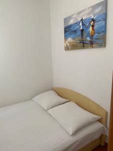 - une chambre avec un lit et une peinture murale dans l'établissement Studios Simona, à Medulin