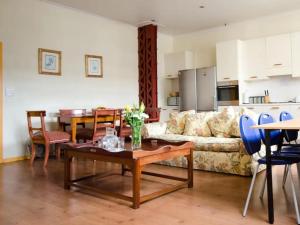 uma sala de estar com um sofá e uma mesa em Scalabrini Accommodation em Cidade do Cabo