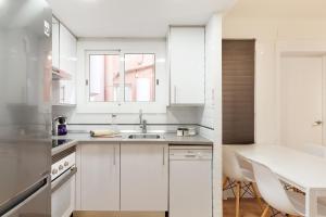 Kuchyňa alebo kuchynka v ubytovaní WOW Apartments by Olala Homes