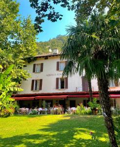 vistas al hotel desde el jardín en Hotel Fonte dei Fiori en Caslano