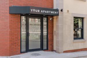 een deur naar een bakstenen gebouw met een bord erop bij Your Apartment I Arabica House in Bristol