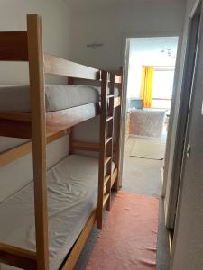 Zimmer mit 2 Etagenbetten und Flur in der Unterkunft APPARTEMENT VUE MONTAGNE AU PIED DES PISTES in Allos