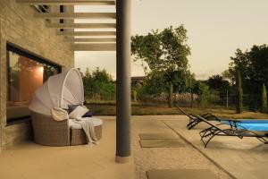 eine Badewanne auf einer Terrasse neben einem Pool in der Unterkunft Villa Monte D'Or in Krnica